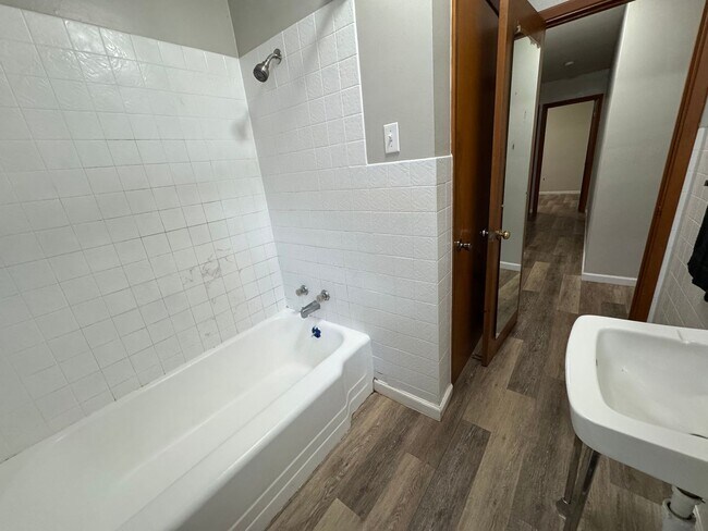 Building Photo - JEROME’S  3 Bed/1.5 Bath JEWEL IS READY FO...