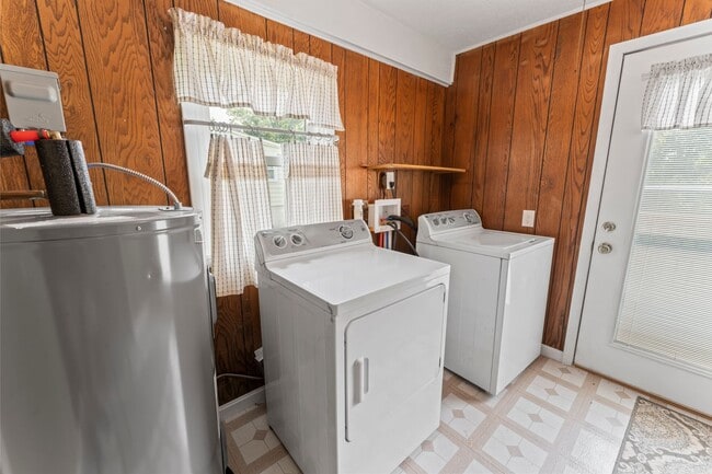 Building Photo - 2 bedroom 1 bath house for rent in Georgetown Indiana