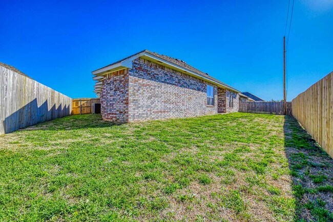 Building Photo - 3100 Pebble Pond Dr
