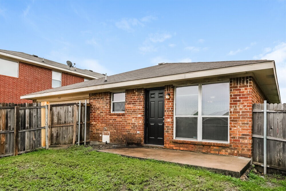 Building Photo - 705 Pine Hollow Dr