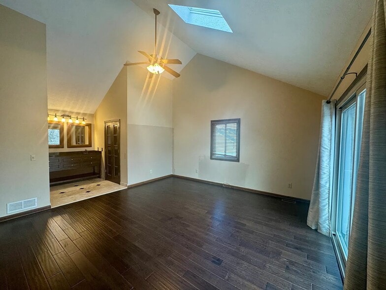 Building Photo - 1616 Maple Ridge Dr