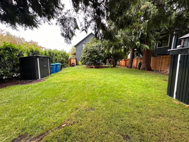 Large fenced yard - 2015 E James St