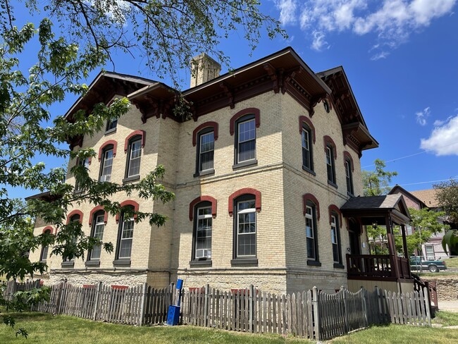 Building Photo - 315 Mountain St