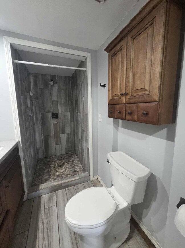 Building Photo - Charming Farm House!