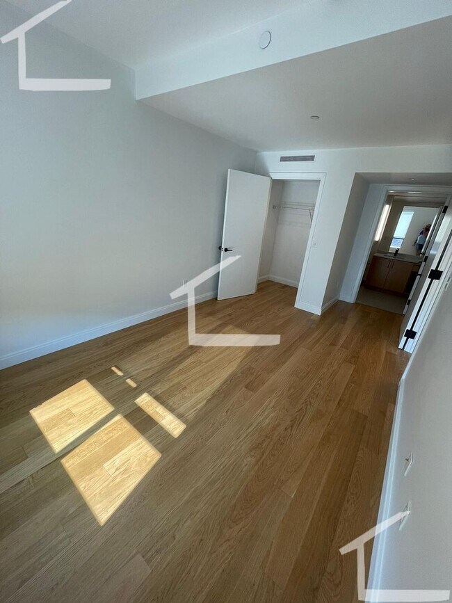 Building Photo - Large 3 Bedroom at Coolidge Corner, Heat, ...