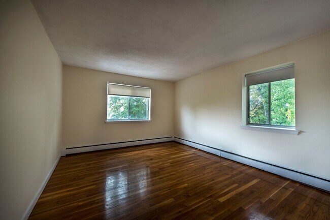 Building Photo - Gardner St Allston 2bed / 1bath with heat and hot water included, no broker fee