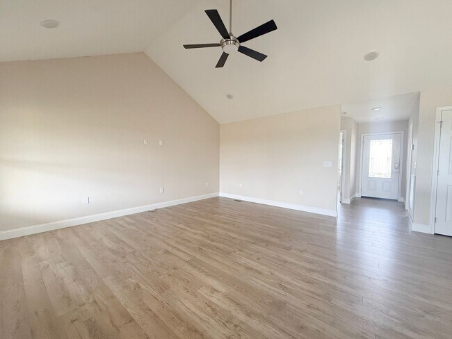 Building Photo - Bright & Spacious 3BR/2BA Home with 2-Car Garage Near I-40 in Crossville