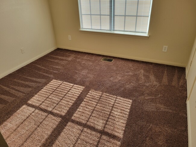 Building Photo - 3200 Hereford Ln