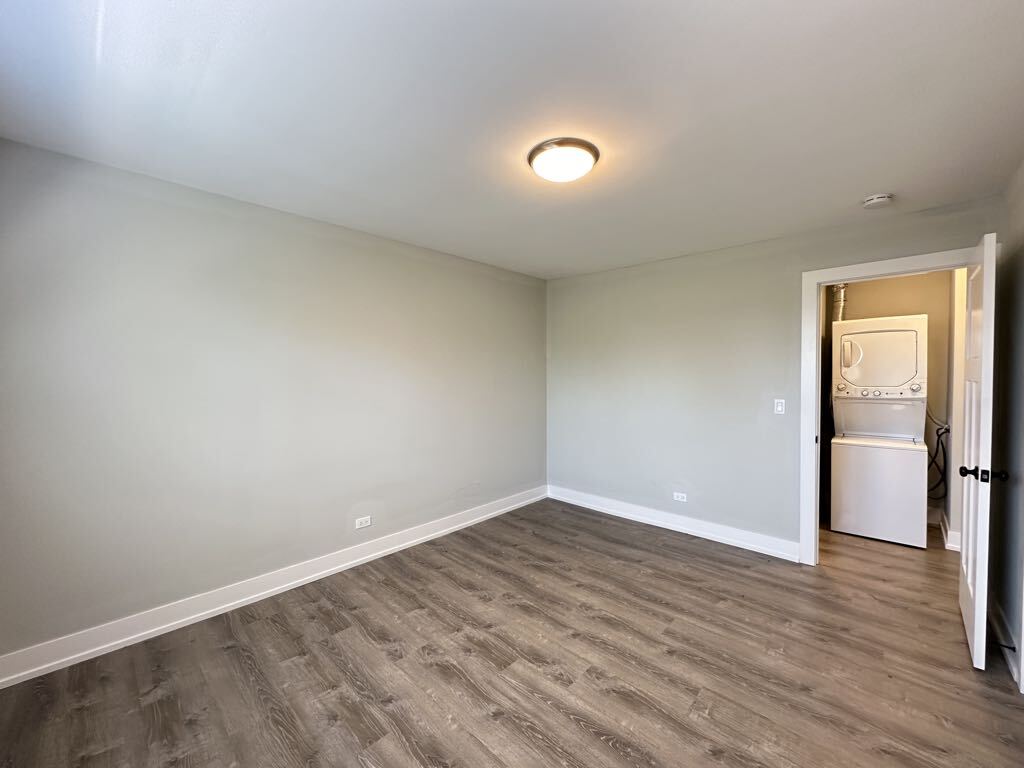 Building Photo - 527 W Surf St