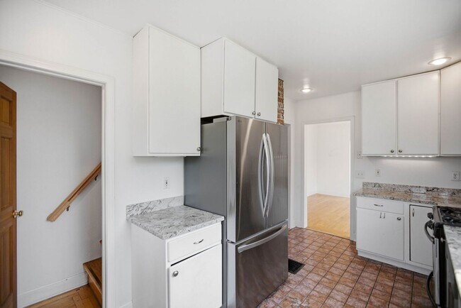 Building Photo - Steps from Green Lake ,6 bed 3 bath home with 2 kitchens and 2 laundry rooms.