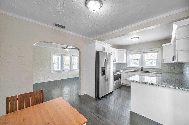 Building Photo - 4000 10th Ave N