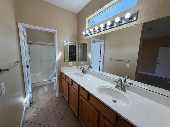 Building Photo - Lovely Three Bedroom Home