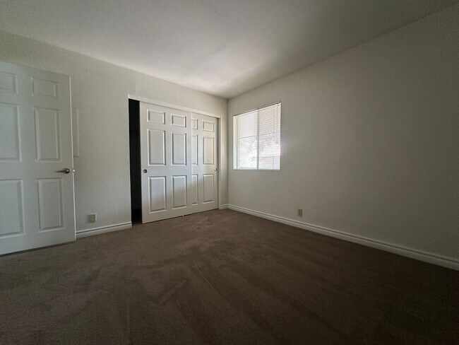 Building Photo - 2 Bedroom, 1 Bath Condo