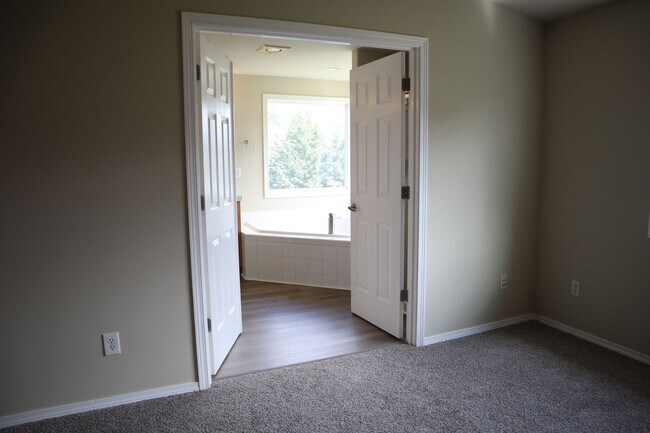 Building Photo - 9507 NE 39th Ave