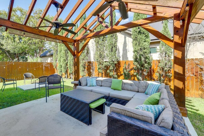 Building Photo - 1122 Gruene Rd