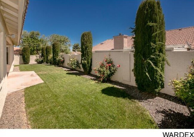 Building Photo - 4 Bedroom House Across from Golf Course!