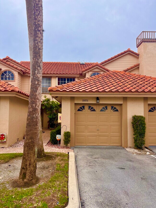 Building Photo - 10851 Cypress Glen Dr