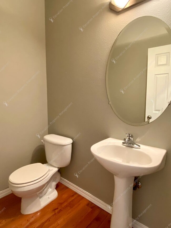 Building Photo - Spacious Corner Home with Community Pool in Prime SW Bend Location