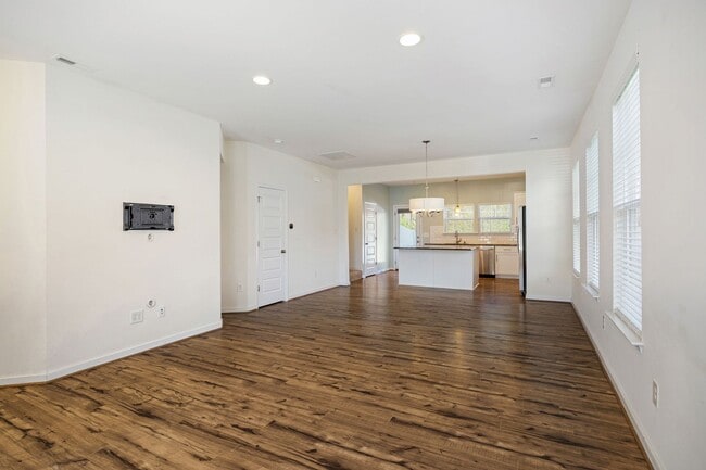 Building Photo - 3 Bedroom Corner Townhome!!! Available Early-Mid April****