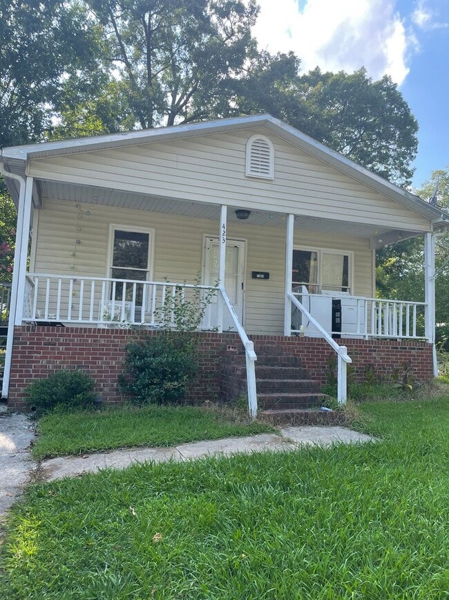 Building Photo - 3 Bedroom Convenient to A&T and Downtown Greensboro!
