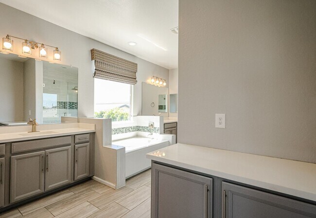 Building Photo - Beautiful 5bedrooms-2Baths Modern Style Home!