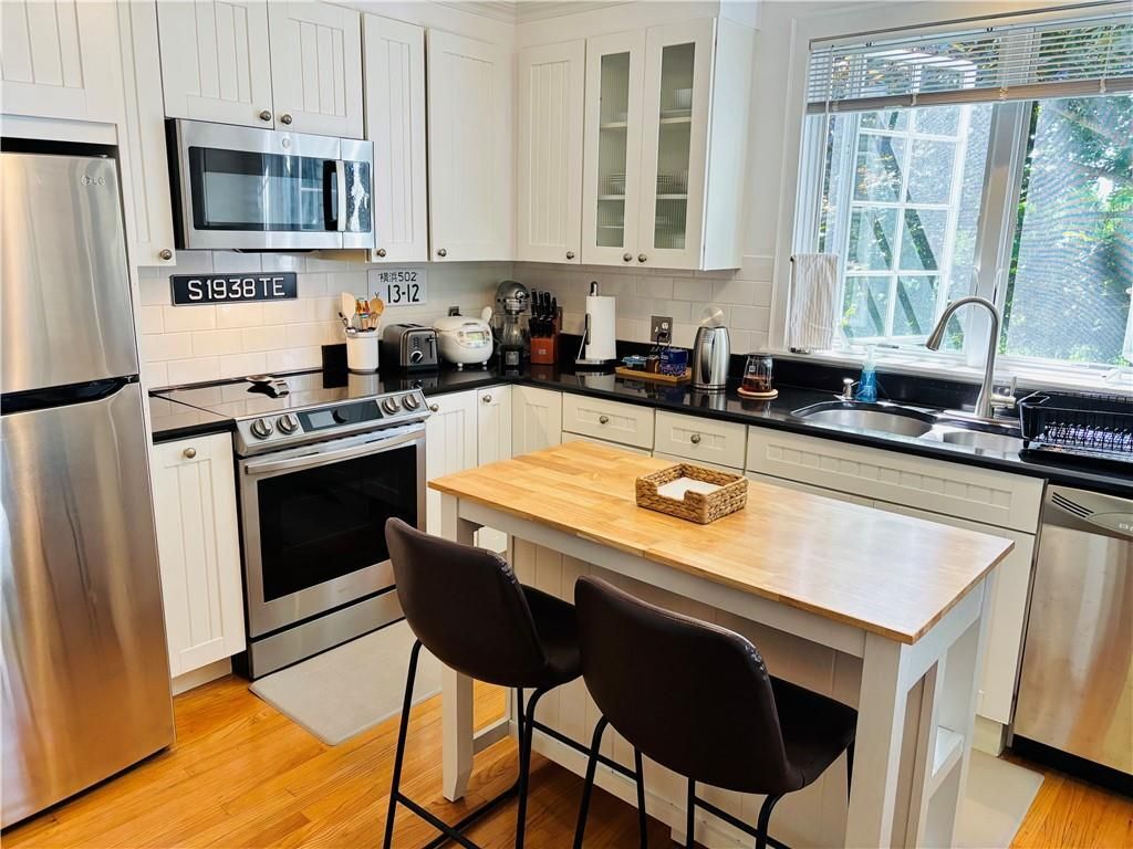 Building Photo - 571 Bellevue Ave