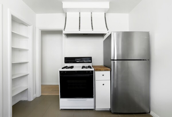 Kitchen - 442 Kelton Ave