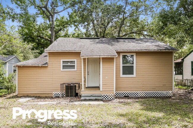 Building Photo - 2331 Westbrook Cir N