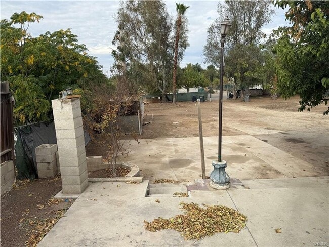 Building Photo - Nice 3 Bedroom home in a huge lot!