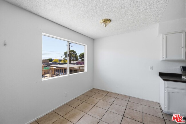 Building Photo - 518 E Ave Q4