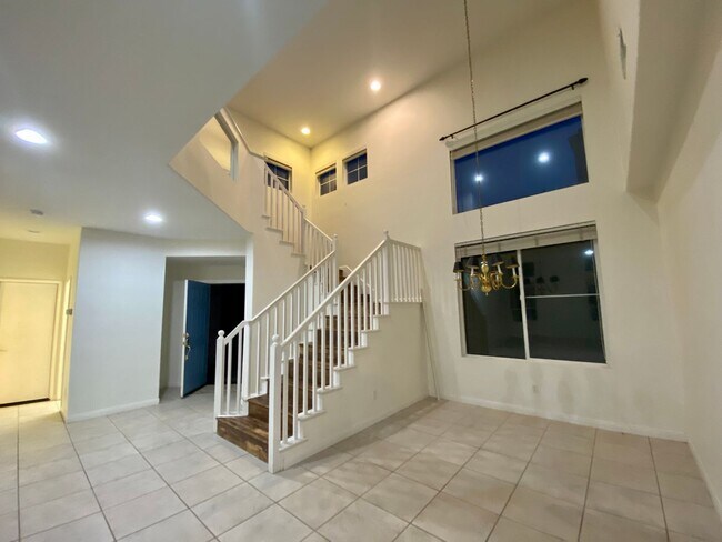 Building Photo - Desirable 5br3 car garage executive home b...