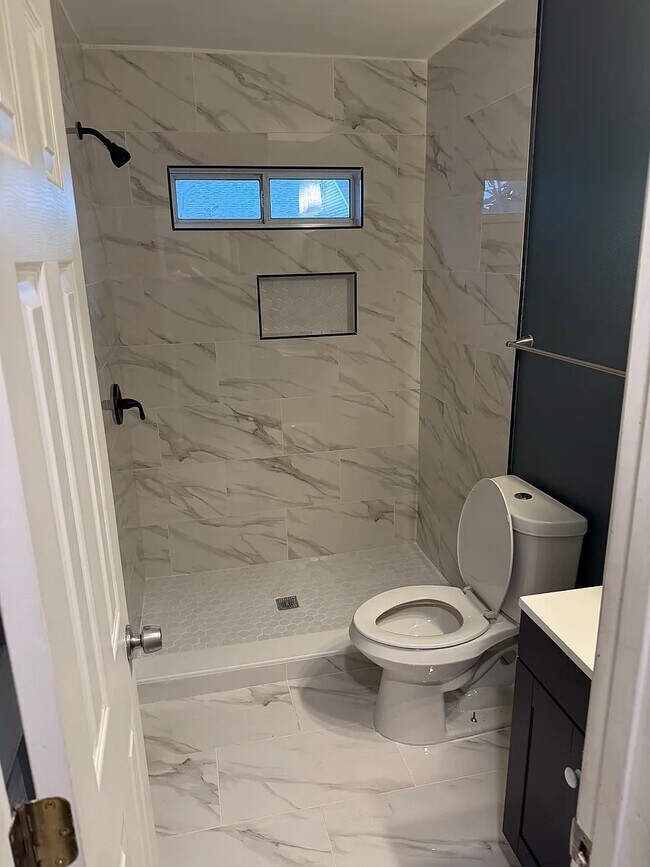 Building Photo - 2422 Dublin St