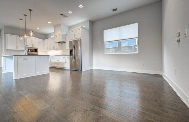 Building Photo - 921 E 50th St