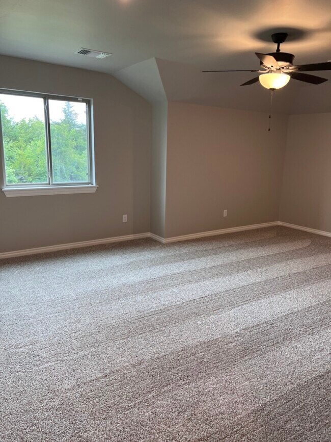Building Photo - 8216 Poplar Dr