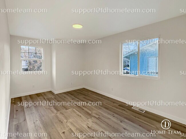 Building Photo - "Spacious 4-Bed Oasis with Scenic Views in Prime Seattle Location!"