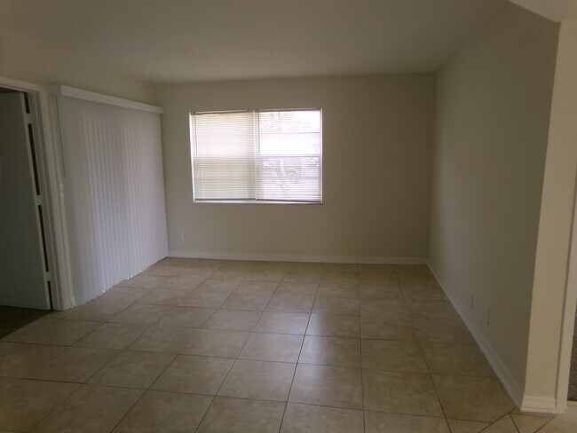 Building Photo - 1554 SE Royal Green Cir