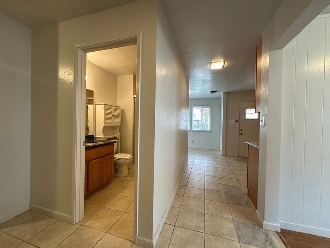 Building Photo - Great Location near McKinley Park!