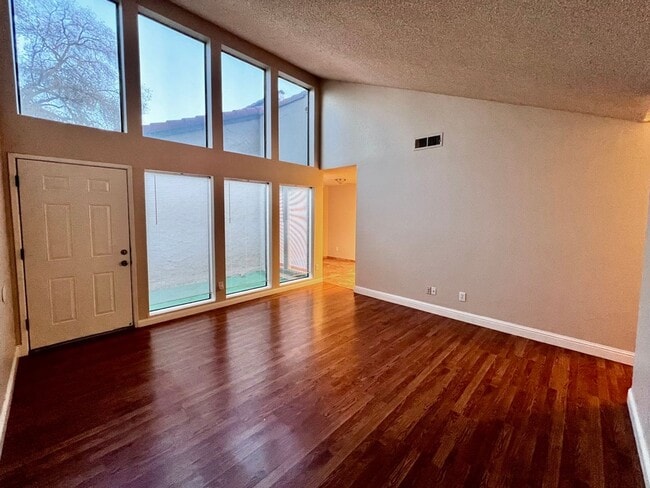 Building Photo - $1,595 Shields & Fowler, 3 Bedroom - E. Shields Ave #118, Fresno / Gated Community