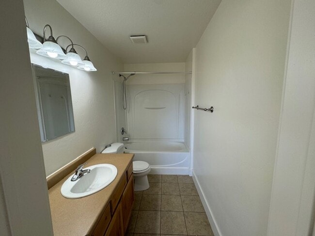 Building Photo - 233 Cres View Ln