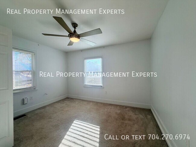 Building Photo - 903 Michigan St