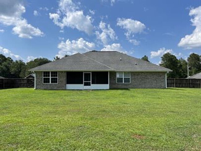 Building Photo - 4 bedroom beautiful home available August 14!!