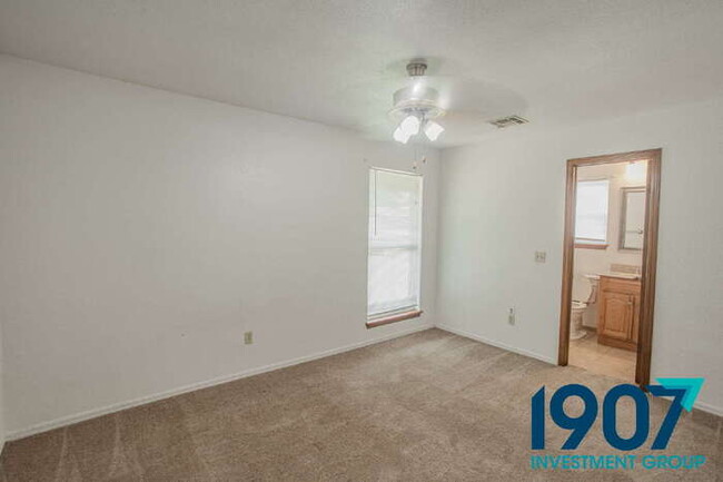 Building Photo - Beautiful 3-Bedroom Home in Yukon - Availa...