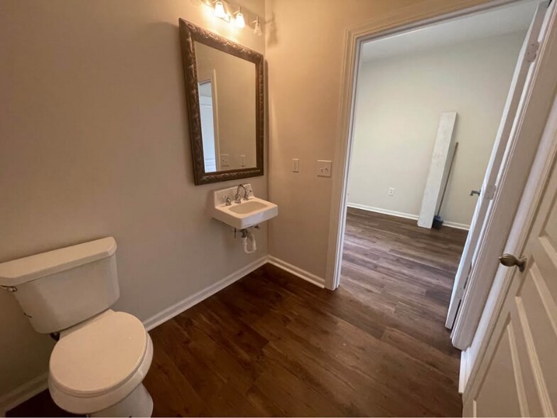 Building Photo - 607 Lady St