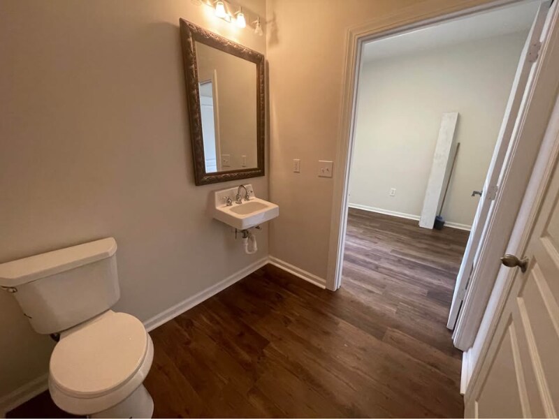 Building Photo - 607 Lady St