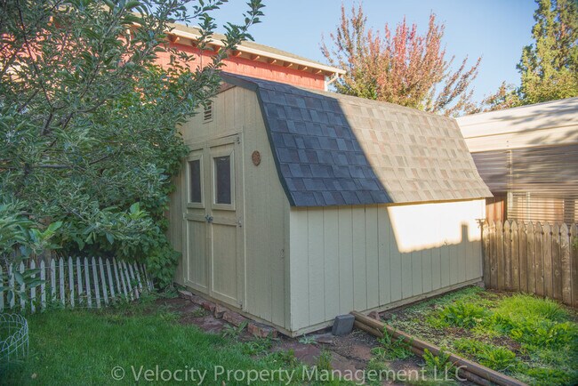 Building Photo - 2954 NE Red Oak Dr