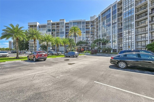 Building Photo - 800 Parkview Dr