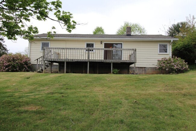 Building Photo - West AVL  - Mountain Views, Garden Space, Beautiful Yard!