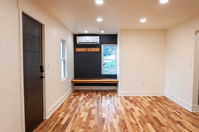 Building Photo - 3br/2bath Custom Remodeled Home Near Okemo