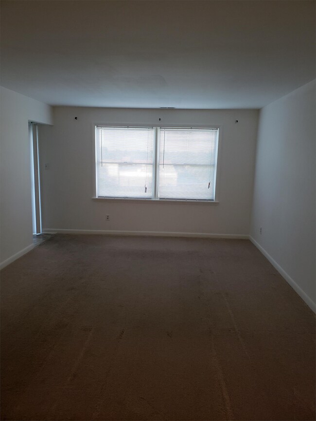 Building Photo - 300 Chapel Ct