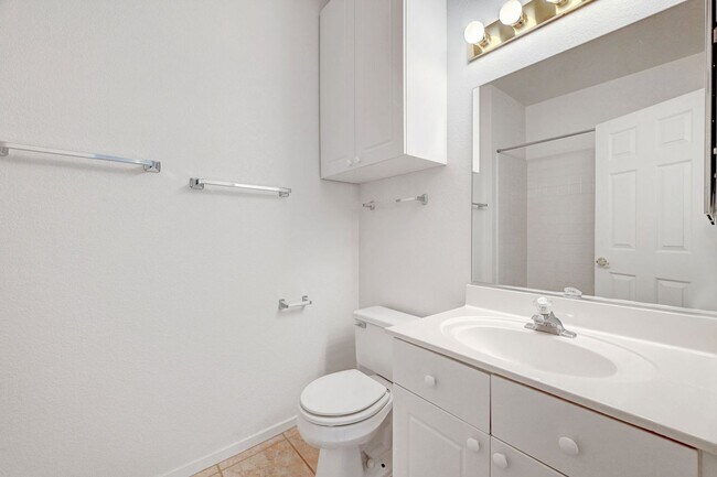 Building Photo - Great 2 bedroom 2 bathroom condo in gated community in Summerlin!